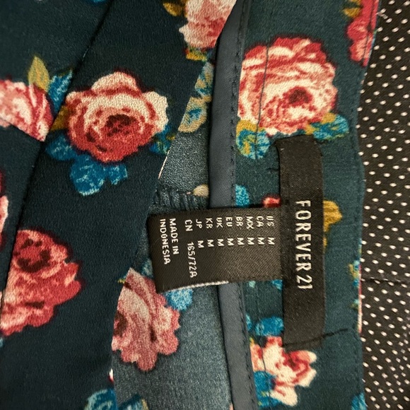 Forever 21 size medium shorts - Picture 3 of 3